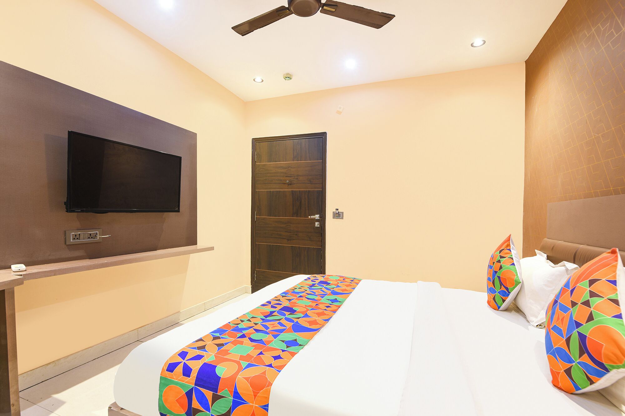 ملاءات من القطن المصري وأغطية فراش متميزة وخزنة داخل الغرفة