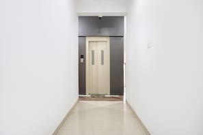 Lobby - Fabhotel White House Inn (Pune)