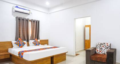 Fabhotel White House Inn