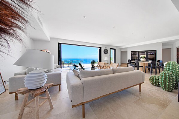 Smart-TV, peis, DVD-spiller og stereoanlegg