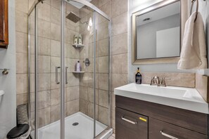 Dusche, Haartrockner, Handtücher, Seife