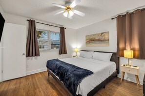 4 habitaciones, escritorio y tabla de planchar con plancha 