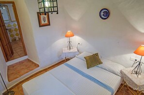 5 bedrooms, iron/ironing board, WiFi, bed sheets