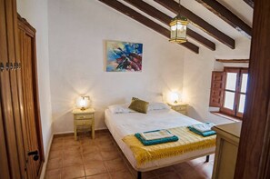 5 bedrooms, iron/ironing board, WiFi, bed sheets