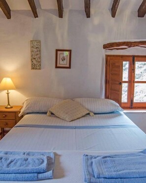 5 habitaciones, tabla de planchar con plancha, wifi y ropa de cama 