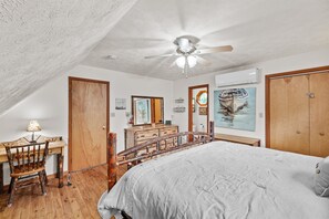 3 bedrooms, travel crib, free WiFi, bed sheets - Lakefront Retreat in Gated Arrowhead Lake Community (Pocono Lake)