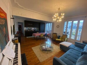 Living area - Appartement Cosy et Lumineux en Plein Paris (Paris)