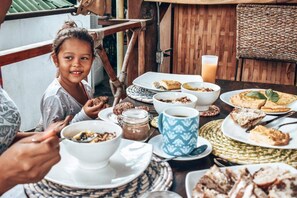 Outdoor dining - Deluxe Double Room with Balcony (Palomino)