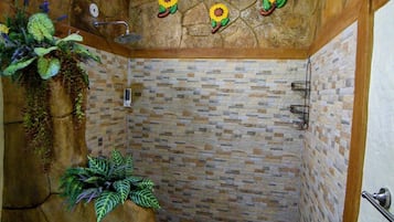 Secadora de cabello, toallas, jabón, shampoo