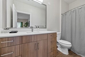 Appartement Luxe | Salle de bain | Articles de toilette gratuits, serviettes fournies, savon, shampoing