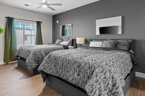Departamento de lujo | Escritorio, tabla de planchar con plancha, wifi gratis y ropa de cama