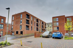 Apartment | Property grounds - Beautiful 1-bed Apartment in Gloucester (Gloucester)