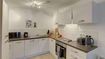 Apartment | Private kitchen | Fridge, microwave, oven, stovetop