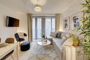Apartment | Living area - Beautiful 1-bed Apartment in Gloucester (Gloucester)