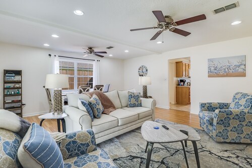 Cozy Cottage Near Beach Sleeps 9