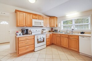 Private kitchen - Cozy Cottage Near Beach Sleeps 9 (Gulfport)