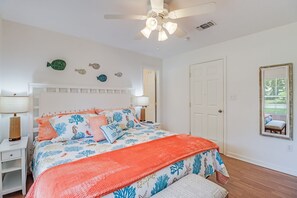 3 bedrooms, iron/ironing board, WiFi, bed sheets - Cozy Cottage Near Beach Sleeps 9 (Gulfport)