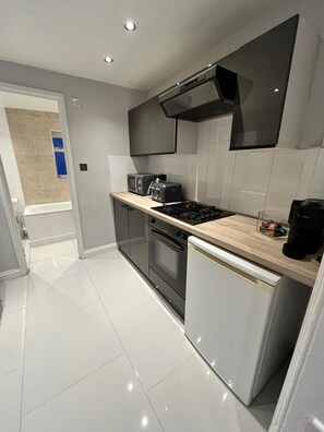 Refrigerador, microondas, horno y parrilla de estufa 