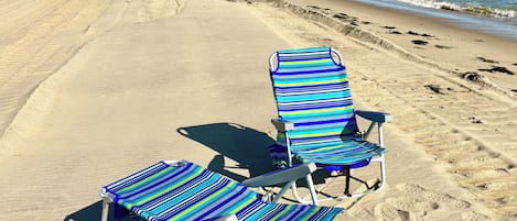 Plage à proximité, chaises longues, serviettes de plage