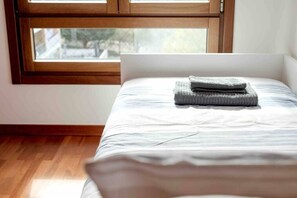2 habitaciones, tabla de planchar con plancha, cuna de viaje y wifi 