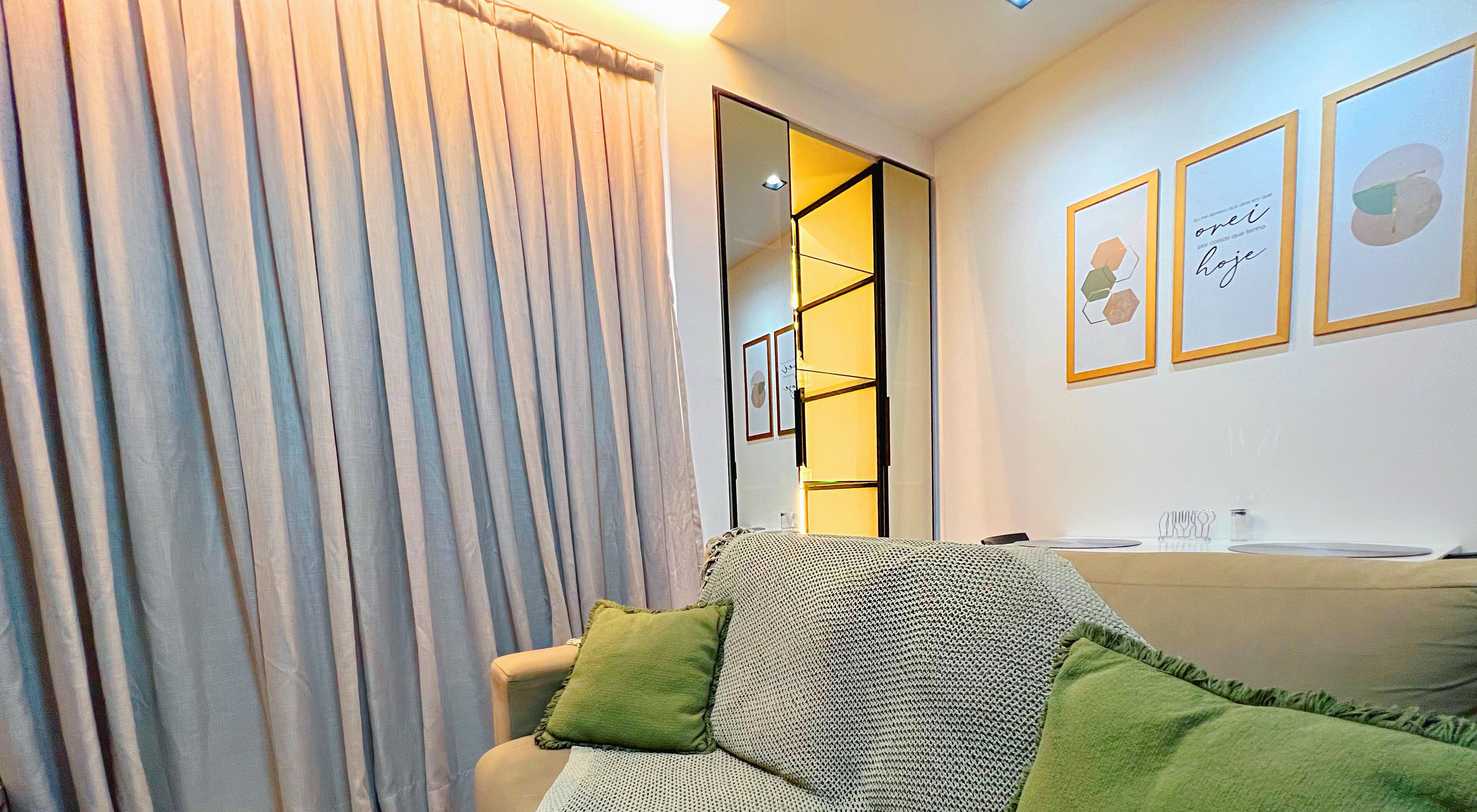 Executive Studio | Living area | 32-inch TV with digital channels