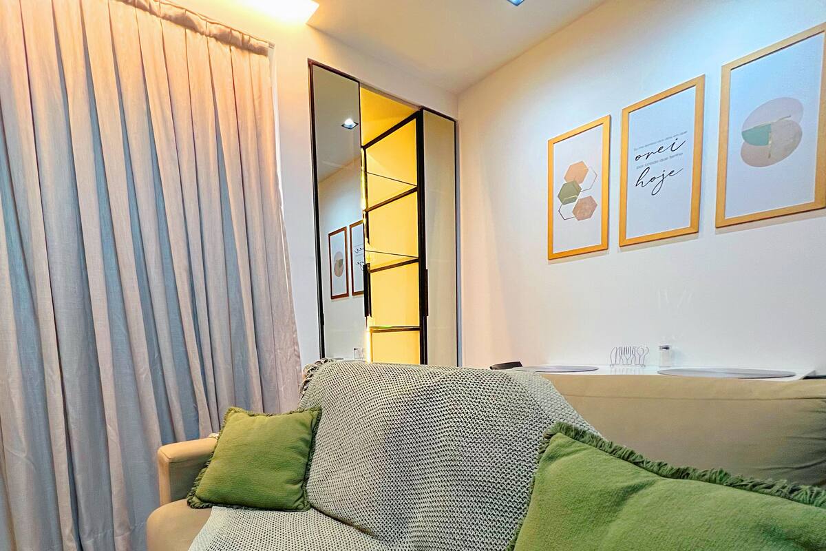 Executive Studio | Living area | 32-inch TV with digital channels