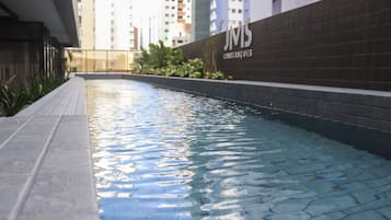 Piscina externa, funciona das 8h às 18h, guarda-sóis, espreguiçadeiras