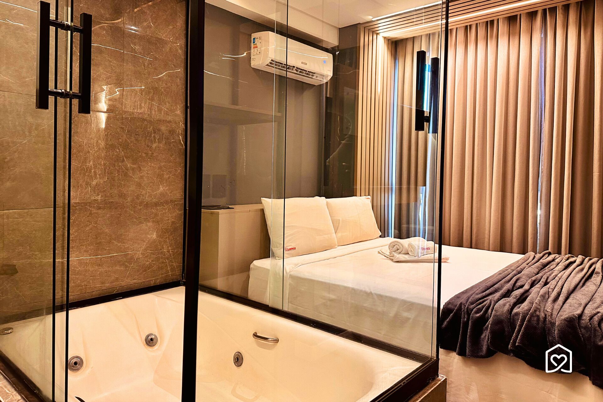 Luxury Suite | Individually furnished, free WiFi, bed sheets
