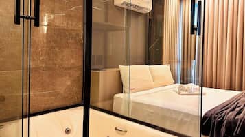 Suite de lujo | Wifi gratis, muebles diferentes y ropa de cama