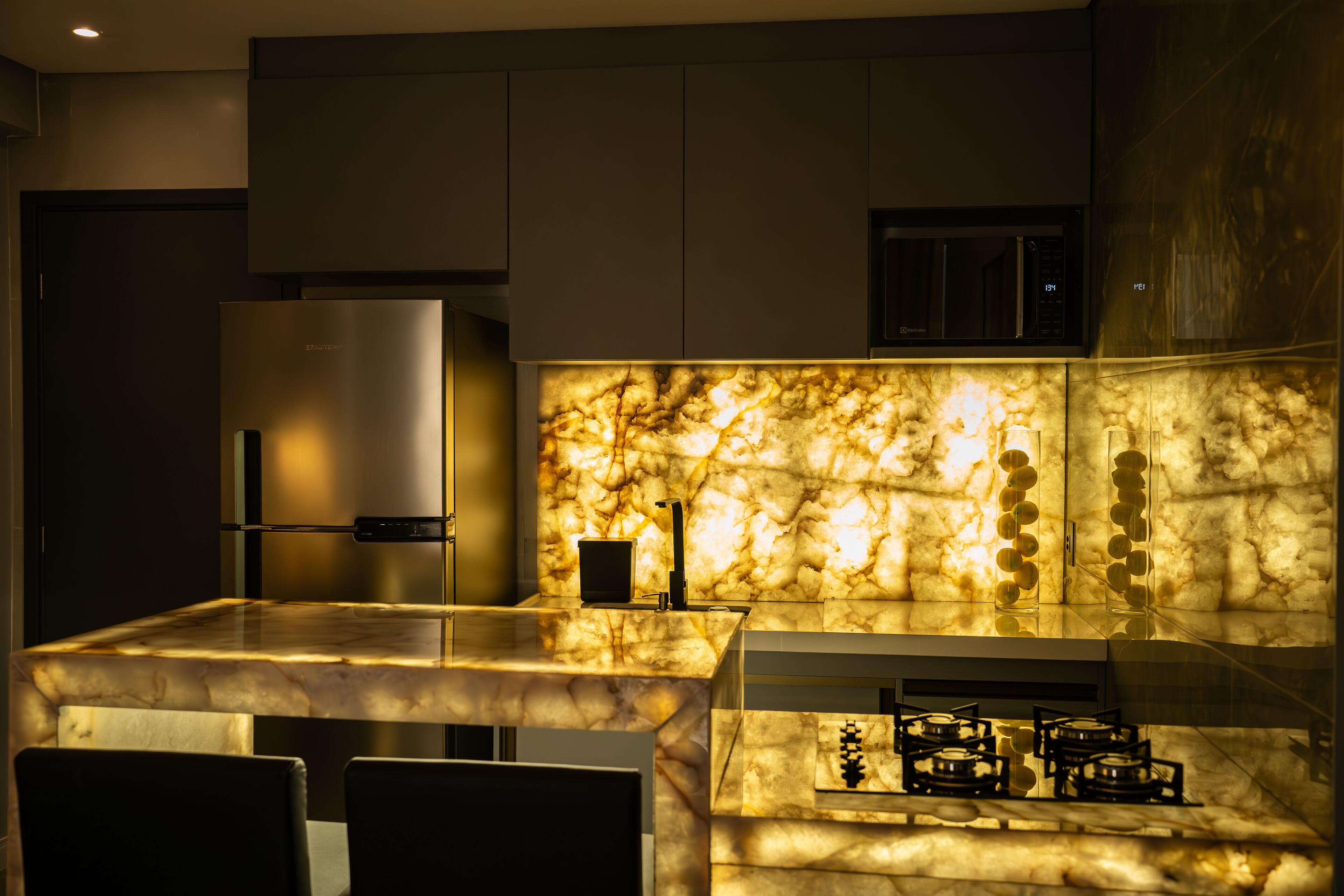 Suite de lujo | Cocina privada | Frigorífico grande, microondas y utensilios de cocina