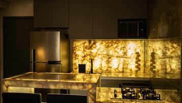 Luxury Suite | Private kitchen | Full-size fridge, microwave, cookware/dishes/utensils