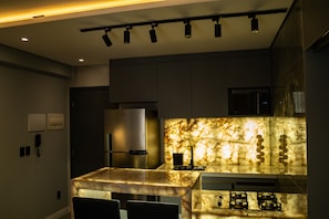 Luxury Suite | Private kitchen | Full-size fridge, microwave, cookware/dishes/utensils - Co-House (João Pessoa)