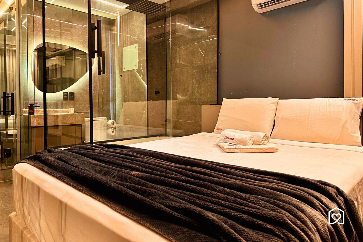 Luxury Suite | WiFi (free), individually furnished, bed sheets