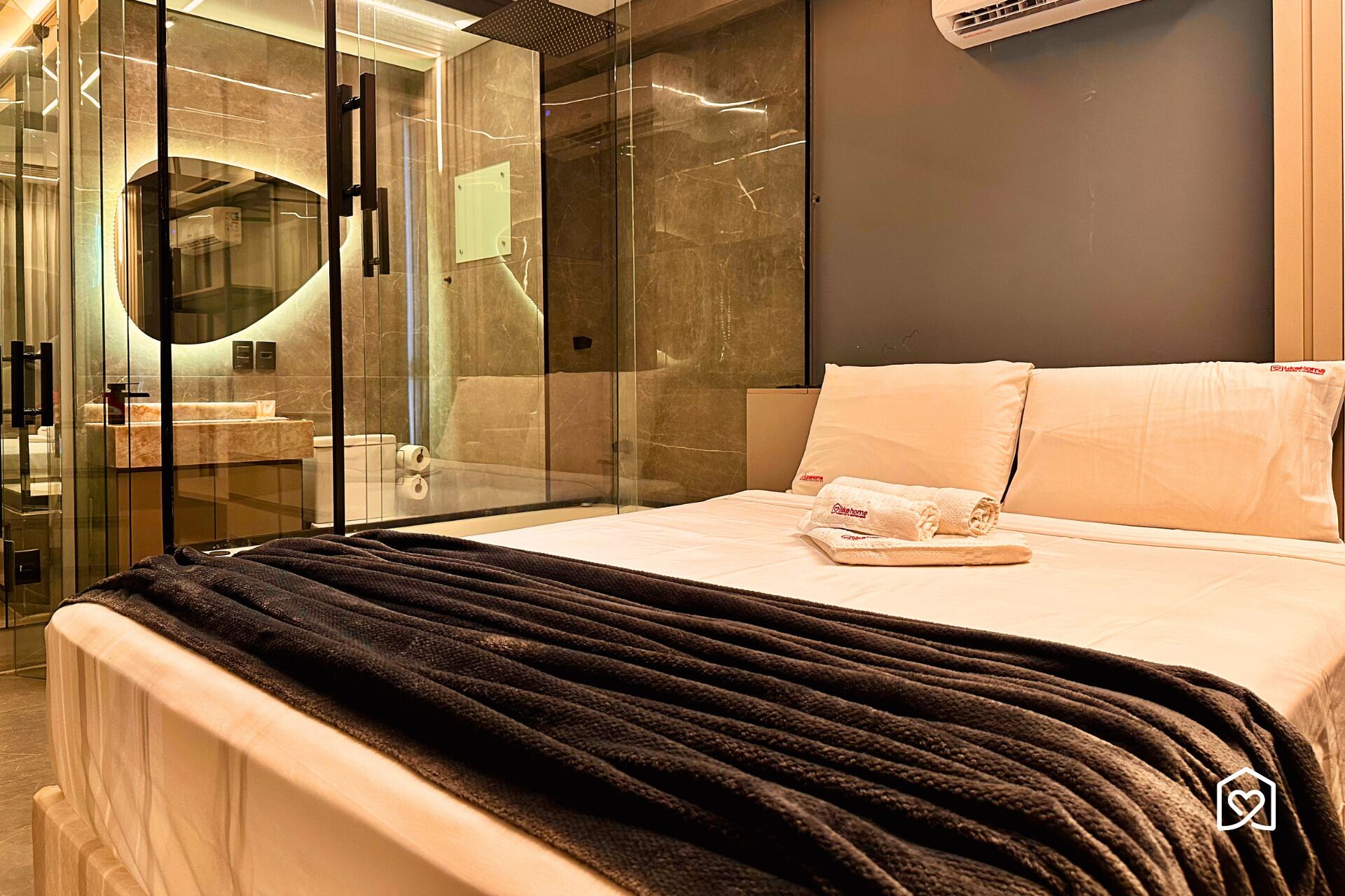 Luxury Suite | Individually furnished, free WiFi, bed sheets