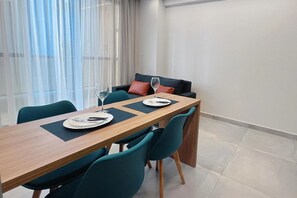 Leilighet – exclusive | Oppholdsområde | En 32-tommers TV med digitale kanaler