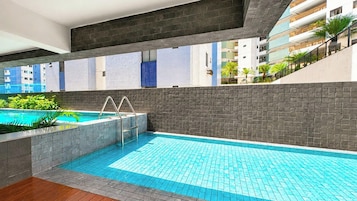 Piscina all'aperto, ombrelloni da piscina, lettini