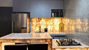 Suíte superluxo | Cozinha privada | Geladeira grande, micro-ondas, talheres/pratos/utensílios de cozinha