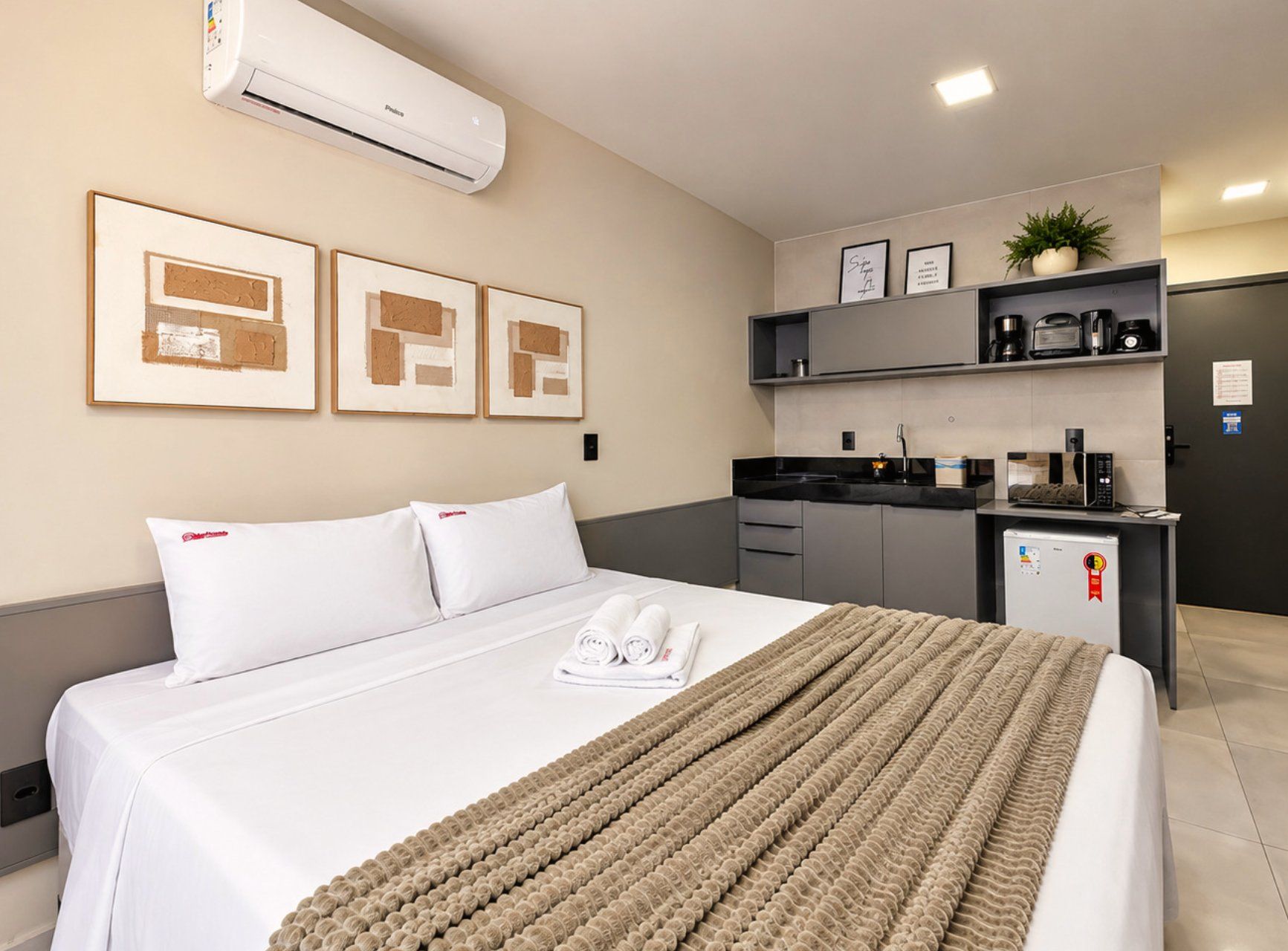 Quarto triplo básico | Wi-Fi de cortesia, individualmente mobiliados, roupa de cama