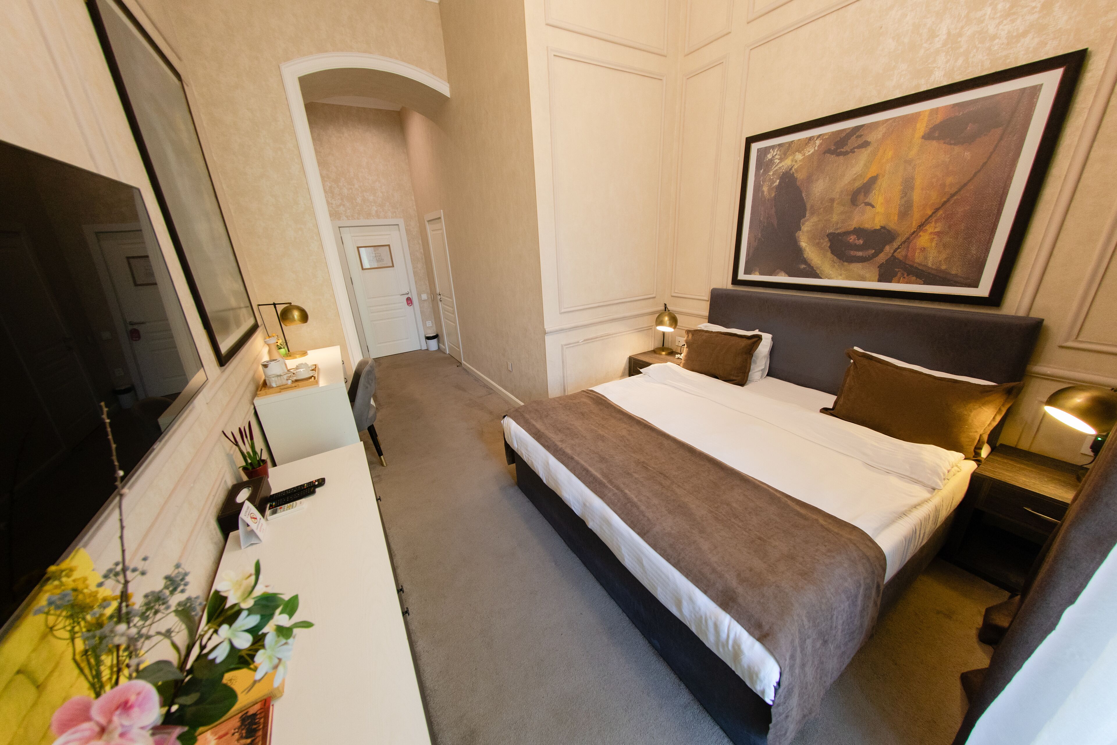 Tabla de planchar con plancha, wifi gratis y ropa de cama 