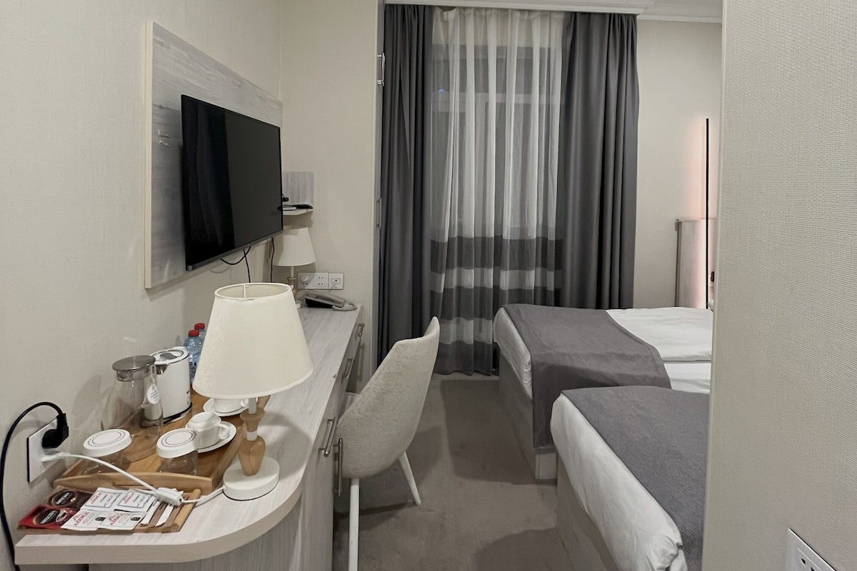 Kamar Double atau Twin Standar | Setrika/meja setrika, Wi-Fi gratis, dan seprai linen