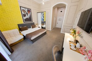 Chambre supérieure double | Fer et planche à repasser, accès au Wi-Fi (inclus), literie fournie
