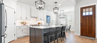 Blue Retreat on 5th - 3.5 Bathrooms!