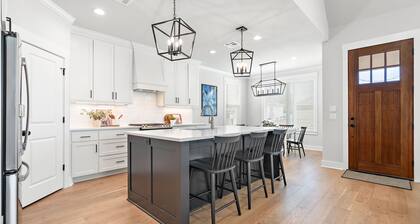 Blue Retreat on 5th - 3.5 Bathrooms!