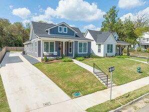 Exterior - Blue Retreat - 3 King Suites! (Waco)