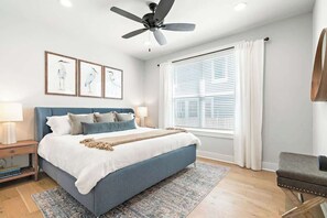 3 bedrooms, iron/ironing board, travel crib, free WiFi - Blue Retreat - 3 King Suites! (Waco)