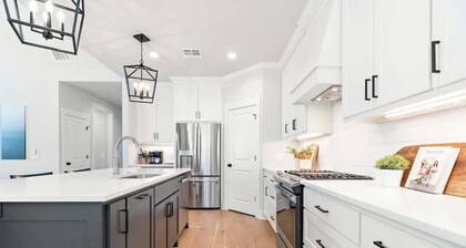 Blue Retreat - 3 King Suites!