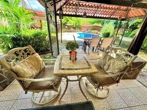 Outdoor dining - Studio Ixora Flamingo: shared pool & patio in gated community. Pet-Friendly!  (Playa Flamingo)