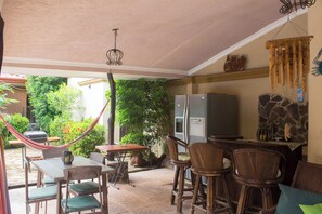 Outdoor dining - Studio Ixora Flamingo: shared pool & patio in gated community. Pet-Friendly!  (Playa Flamingo)