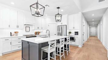 Een koelkast, een microgolfoven, een oven, een kookplaat