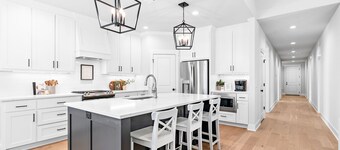 White Retreat on 5th - 3.5 Bathrooms!